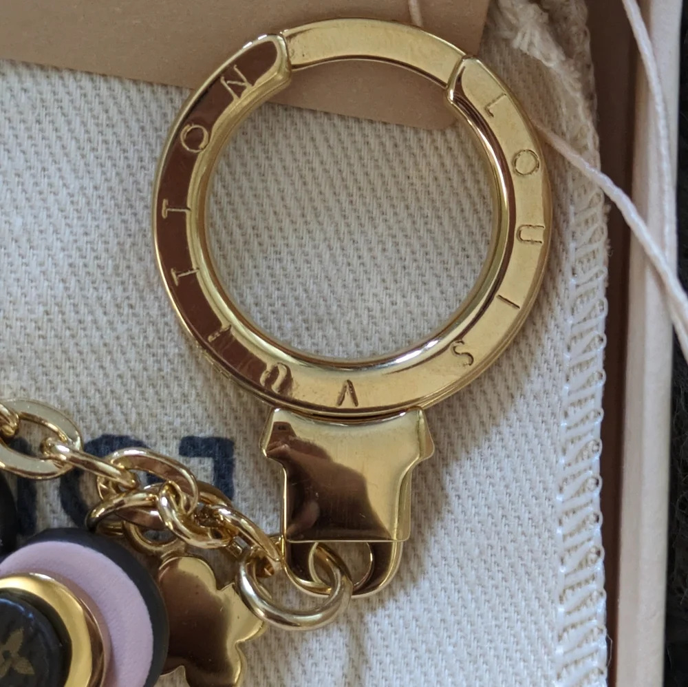 Louis Vuitton Flower Bag Charm. - Picture 7 of 13